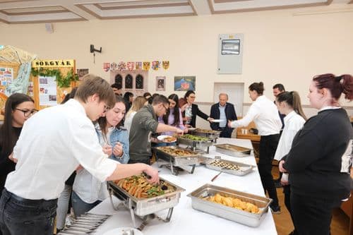 Cseh nap, svédasztalos ebéd, sok emberrel az asztal körül, akik szednek maguknak a fémedényekből