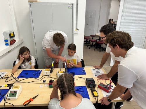 PO tábor 2024 - tanulók forrasztani tanulnak a DKA teremben oktatók segítségével