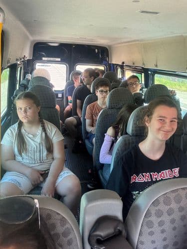 PO tábor 2024 - tanulók utaznak egy kisbuszon egy külső foglalkozásra.