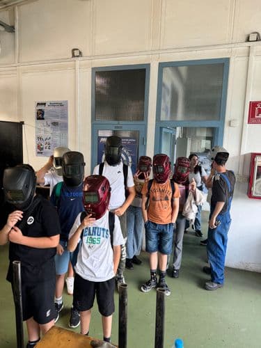 PO tábor 2024- tanulók hegesztőpajzsot vettek fel a fejükre