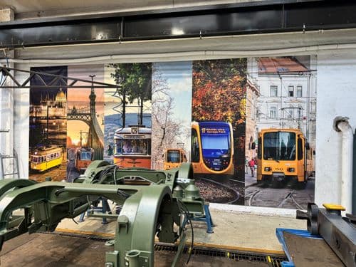 PO tábor 2024- A BKV telephelye, háttérben szép villamosfotók, előtérben egy alváz alkatrész, senki sincs a fotón