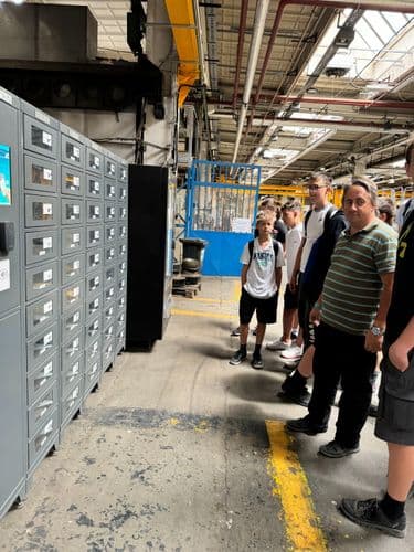 PO tábor 2024- a BKV járműjavítóban tanulók és a helyi vezető szerszámautomatát néznek