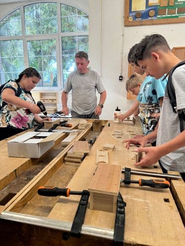 PO tábor 2024 - Asztalosműhelyben dobozt gyártanak a tanulók, szorítóbilincseket használnak a műhelyasztalnál