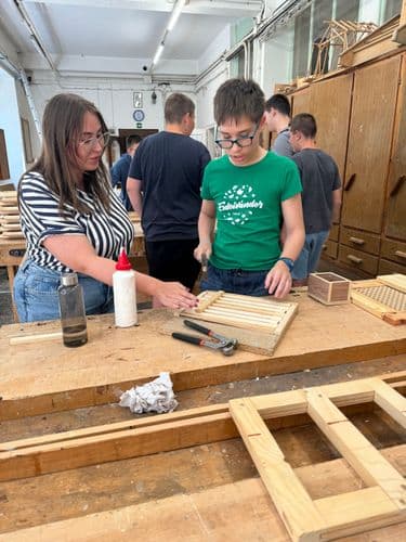 PO tábor 2024- Egy tanuló kenyérszeletelő alátétet készít neki, a VSZC pszichológusa segít neki ebbne