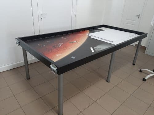 nagyméretű szerelőasztal, pl. lego robot összeszereléshez