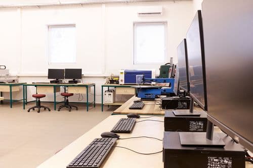 Számítógépek sorban a DKA számítástechnika teremben. 