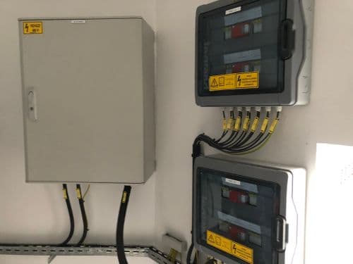 Selye iskola Széchenyi projekthez készült kép, napelemes inverter mérőórákkal