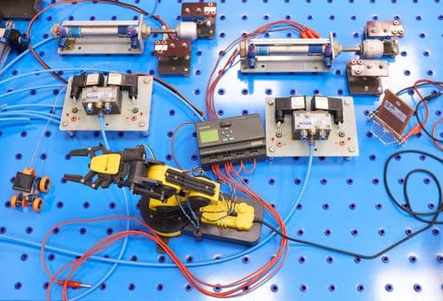 Szerelőasztal, rajta FESTO léghengerek, robotkar és vezérlés
