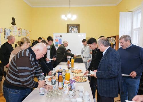 Kolping ház felújítás, Vác. Állófogadás terített asztallal.